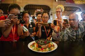 MENYAJIKAN MENU LOKAL UNTUK LIDAH INTERNASIONAL